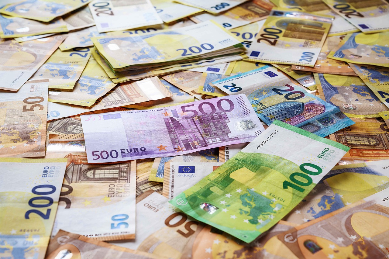 Six Money-Saving Habits That Could Cut Your Spending by Hundreds Each Month